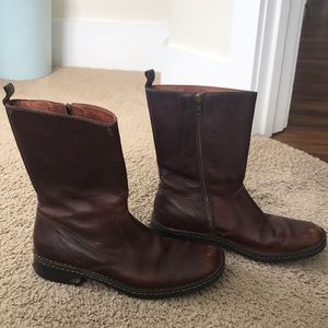 Men’s distressed leather boots.